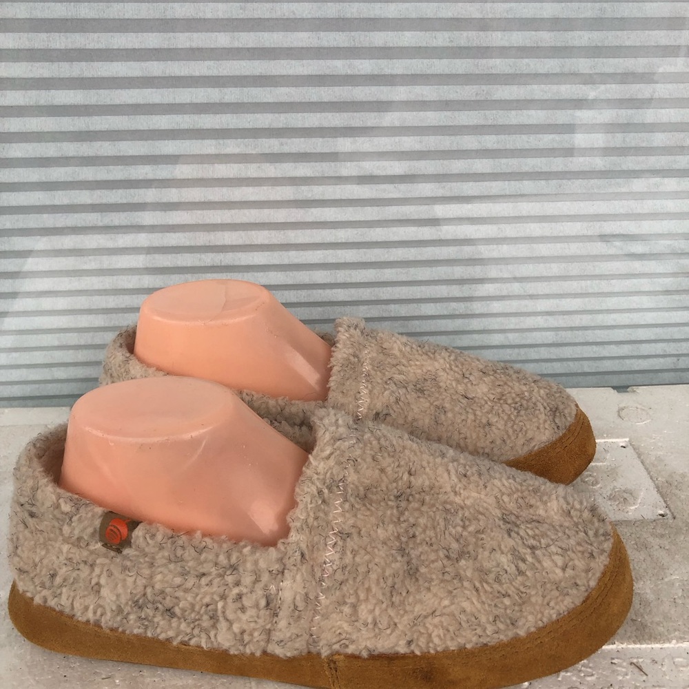 Acorn Women’s Cozy White and Brown Fuzzy Slippers Size 9.5-10.5